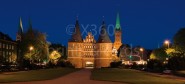 XL-Postkarte Lübeck Holstentor Abend 